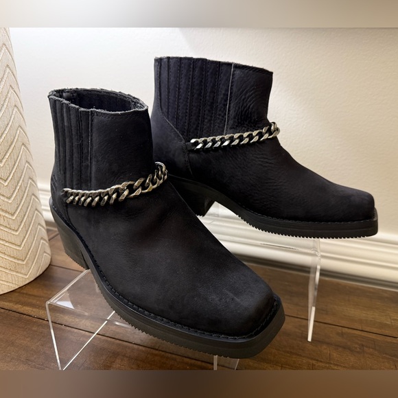 NEW HARLEY DAVISON WOMEN'S KORSEN CHAIN ANKLE
BOOT size 7.5 - Picture 3 of 14